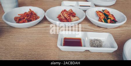 Variété de plats d'kimchi en coréen cafe Banque D'Images