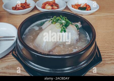 Vue rapprochée de la cuvette de bain Samgyetang et kimchi plats d'arrière-plan sur Banque D'Images