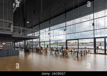 Théâtre de Copenhague, vue de l'harbourside café bar à l'intérieur de la Royal Danish Playhouse (Skuespilhuset) conçu par Lundgaard & Tranberg, Danemark Banque D'Images