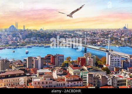 Métro et le pont Halic, Suleymaniye vue sur le district de Fatih, Istanbul, Turquie Banque D'Images