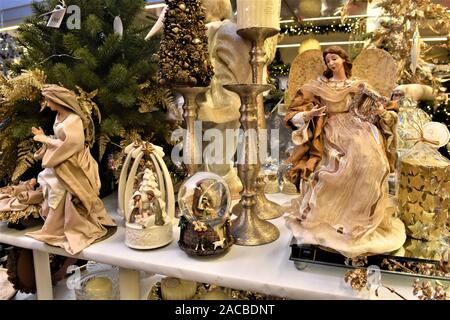 Les FIGURES DE LA CRÈCHE DE COULEUR FAITE À LA MAIN À L'INTÉRIEUR DU MAGASIN VERTECCHI DÉCORATIONS À ROME Banque D'Images