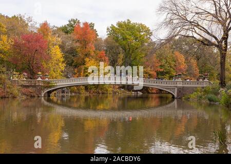 Pont de l'arc à l'automne, Central Park, New York City, États-Unis d'Amérique. Banque D'Images