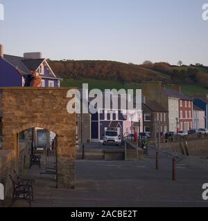 Aberaeron Ceredigion Pays de Galles/UK 28 Novembre 2019 : prendre un sur selfies haut de la plate-forme d'observation au-dessus du port au coucher du soleil Banque D'Images