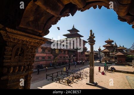 Temples et de la statue de Garuda doré sur Patan Durbar Square, l'une des principales attractions touristiques de la ville Banque D'Images