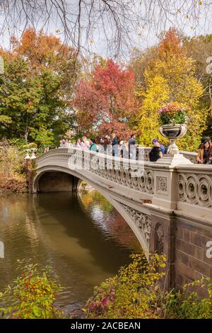 Pont de l'arc à l'automne, Central Park, New York City, États-Unis d'Amérique. Banque D'Images