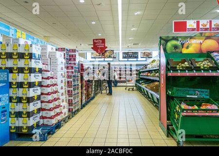 Les clients shopping dans une allée de supermarché Aldi à Newquay en Cornouailles. Banque D'Images