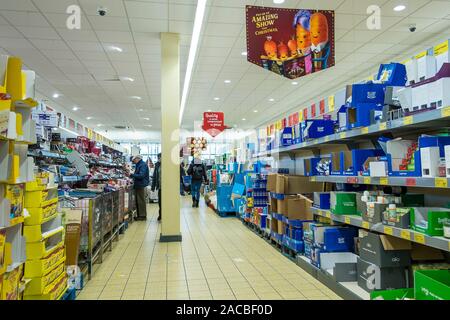 Les clients shopping dans une allée de supermarché Aldi à Newquay en Cornouailles. Banque D'Images