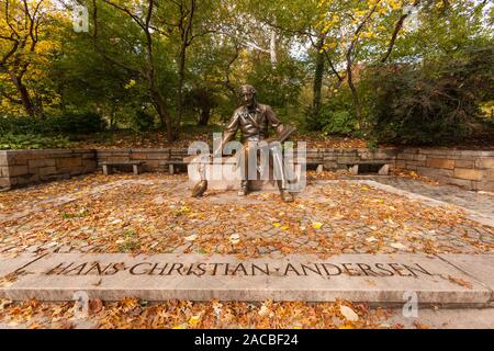 Statue de Hans Christian Andersen et le vilain petit canard par le sculpteur Georg John Lober, Central Park, New York City, États-Unis Banque D'Images