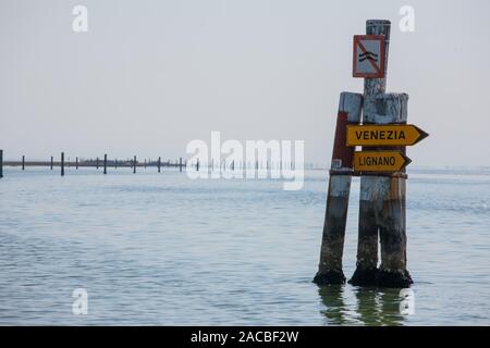 Balise en mer : un 'bricole' avec les directions à Laguna di Marano, Frioul-Vénétie Julienne, Italie Banque D'Images