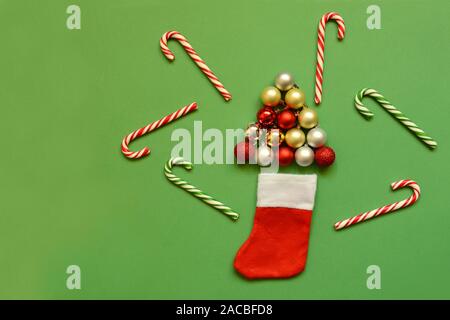 Père Noël créatif très tendance avec divers objets chaussettes de Noël Banque D'Images