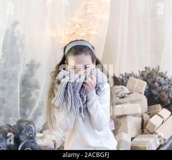 Joyeux Noël et de bonnes vacances ! Smiling girl 9-10 ans à l'intérieur intérieur conte de Noël Banque D'Images