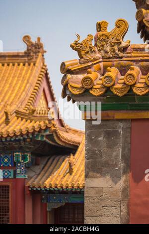 Sculptures - qilins chinois, sur le toit de près. Banque D'Images