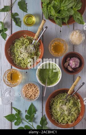 Courgette spaghetti, reshkitchen, légumes grillés au pesto, poulet, la dinde florentine, la courge spaghetti, la courge spaghetti Banque D'Images