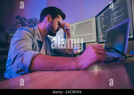 Vue côté profil portrait de son triste attrayant de nice il épuisé surchargés de guy se sentir mal de toucher des temples ne le dépannage contenu high tech Banque D'Images