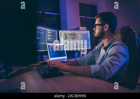 Vue côté profil portrait de son il nice qualifiés attrayant accent smart guy concentré script consultant écrit créant de nouvelles application de bureau numérique Banque D'Images