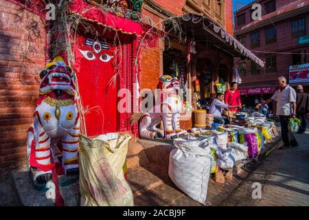 Spice shop attaché à un temple près de Durbar Square Banque D'Images