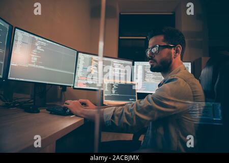 Photo de c-spécialiste engagé de sérieux pour résoudre l'ensemble des défaillances se sont produites après le redémarrage du site web de la société travaillant sur l'optimisation Banque D'Images