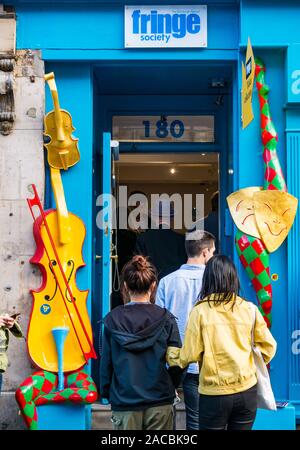 Les gens qui vont dans le quartier coloré de l'entrée originale du Bureau de la société Fringe, Royal Mile, Édimbourg, Écosse, Royaume-Uni Banque D'Images