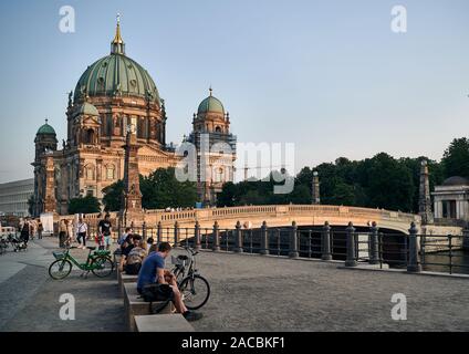 Les gens se détendre à la rivière Spree près le Berliner Dom à Berlin, Allemagne sur une chaude soirée d'été Banque D'Images