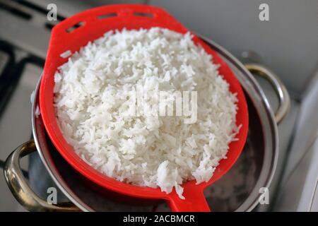 Riz frais cuits dans un bol Banque D'Images