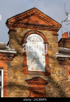 Cadran solaire peint daté 1726 sur l'avant du Dial House, Riverside, Twickenham, à l'ouest de Londres. L'établissement était autrefois la propriété de Robert Twining de thé Twinings. Banque D'Images