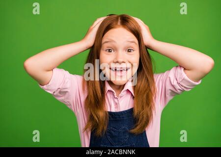 Photo de l'adorable petit enfant école ginger in front of blackboard arms foxy chef heureux de voir leurs camarades de 1er septembre porter ensemble denim shirt rose Banque D'Images