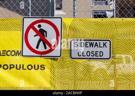 Signalisation trottoir fermé en raison de travaux de construction. Centre ville de Sacramento, Californie, États-Unis d'Amérique Banque D'Images