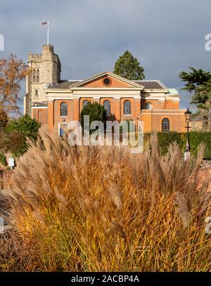 L'église de Sainte Marie à l'église, également connu sous le nom de St Mary the Virgin, Twickenham, à l'ouest de Londres, photographié d'un petit jardin à côté de la Tamise. Banque D'Images