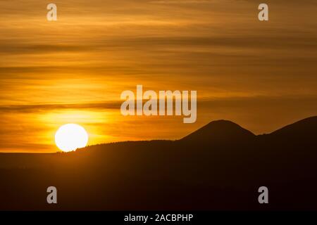 Coucher de soleil sur le Radnorshire Hills près de Knighton au milieu du Pays de Galles. La colline conique est appelé le Whimble Banque D'Images
