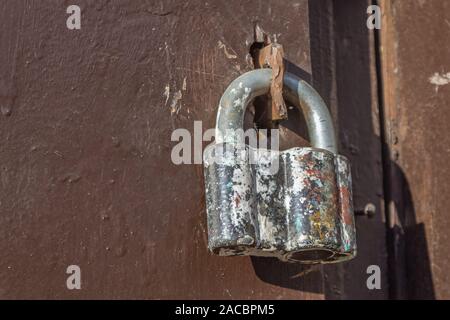 Cadenas en acier vieux correctement enclenché le hangar gate Banque D'Images