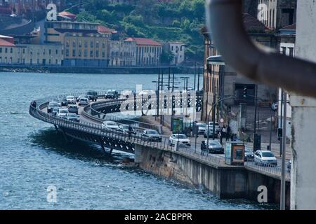 Embouteillage sur le pont de Porto, Portugal Banque D'Images