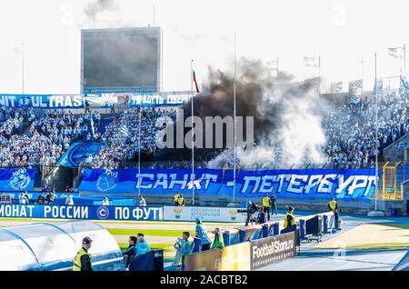 SAINT-PÉTERSBOURG, RUSSIE - 1 août : Fans de Football Club Zenit lors du match de championnat de Russie le 1er août 2015 à Saint-Pétersbourg, Russie Banque D'Images