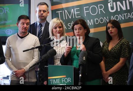 (De gauche à droite) du Sinn Fein Mark Ward, Pearse Doherty, Michelle O'Neill, Mary Lou McDonald et Élisée McCallion, lors du lancement du programme électoral général du parti à la Playhouse Theatre à Londonderry. Banque D'Images