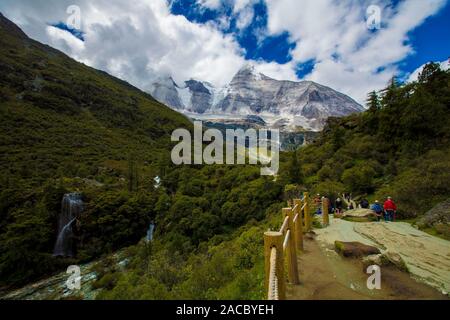 Paysage de la Réserve Naturelle de Yading dans Daocheng County, préfecture autonome tibétaine de Ganzi, dans le sud-ouest de la province chinoise du Sichuan le 24 août, 2019. Banque D'Images