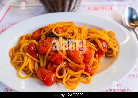 Spaghetti aux tomates cerises, restaurant Scugnizzo, Naples, Italie Banque D'Images
