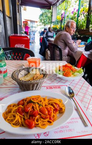 Spaghetti aux tomates cerises, restaurant Scugnizzo, Naples, Italie Banque D'Images