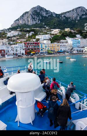 Les gens sur le ferry, en face de la Marina Grande, Capri, Italie Banque D'Images