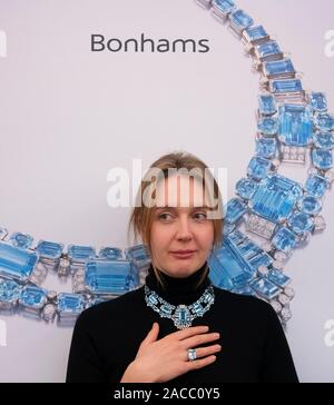 Bonhams, Londres, Royaume-Uni. 2 décembre 2019. Bijoux Vente Bonhams Londres aperçu. De droit : un art déco bleu vert et collier de diamants par Cartier, vers 1940. Estimation : 150 € 000, illustré avec l'aigue-marine et l'anneau de diamant par Cartier. Estimation : $4,000-6,000. Credit : Malcolm Park/Alamy Live News. Banque D'Images