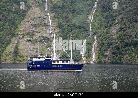 Bateau de croisière sur son douteux, Nouvelle-Zélande Banque D'Images