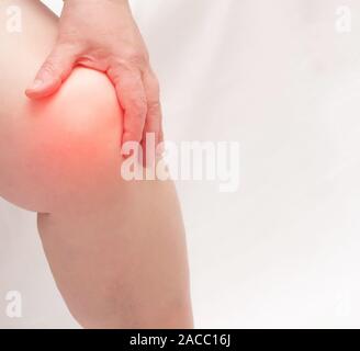 Une femme âgée tient à l'articulation du genou sur sa jambe. La douleur et l'inflammation dans l'arthrose du genou, maladies et blessures déformantes du ménisque, copie sp Banque D'Images