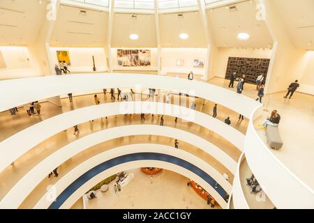 La Rotonde en spirale à l'intérieur de l'atrium du Musée Guggenheim, Cinquième Avenue, Manhattan, New York City, États-Unis d'Amérique. Banque D'Images