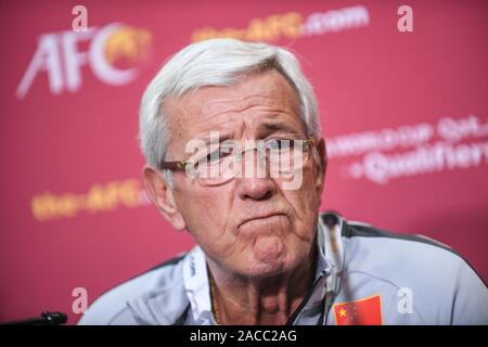 Beijing, Emirats Arabes Unis. 13 Nov, 2019. Marcello Lippi, l'entraîneur-chef de l'équipe de football, réagit au cours d'une conférence de presse avant le match du groupe A entre la Chine et la Syrie de la Coupe du monde au Qatar en 2022 et se sont déroulées d Chine 2023 ronde de qualification préliminaire conjoint 2 à Dubaï, Emirats Arabes Unis, le 13 novembre 2019. Source : Xinhua/Yulong Pan/Alamy Live News Banque D'Images