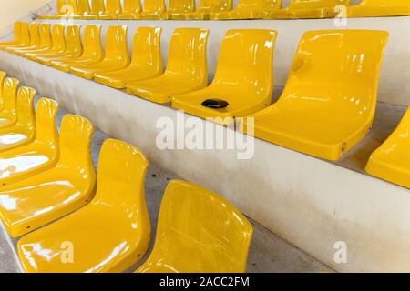 Portefeuille perdu allongé sur un siège du stade Banque D'Images