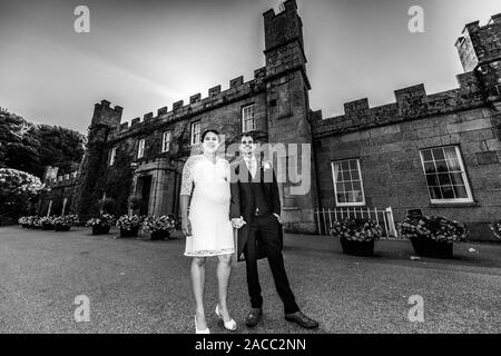 Un couple mixte marié à Tregenna Castle Resort et Carbis Bay Beach, village balnéaire, Saint Ives, (Caucasien, Noir), mariée enceinte, grossesse Banque D'Images