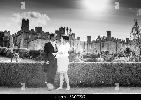 Un couple mixte marié à Tregenna Castle Resort et Carbis Bay Beach, village balnéaire, Saint Ives, (Caucasien, Noir), mariée enceinte, grossesse Banque D'Images