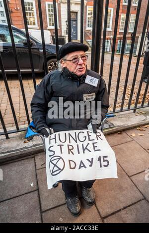 Londres, Royaume-Uni. 09Th Nov, 2019. Grévistes, sur leur 15e jour sans nourriture, à l'extérieur CCHQ attendre l'arrivée des mères - les mères et les bébés d'Extinction procéder à une rébellion d'itinérants au siège de tous les principaux partis politiques à venir de l'# ClimateElection. Portant les mots "avec ceintures leur avenir" de plaider pour les enfants victimes de la crise écologique et climatique - actuels et futurs. Extinction Rebellion 12 jours de crise pour garantir l'urgence écologique et climatique est en haut de l'ordre du jour de cette élection générale. Crédit : Guy Bell/Alamy Live News Banque D'Images