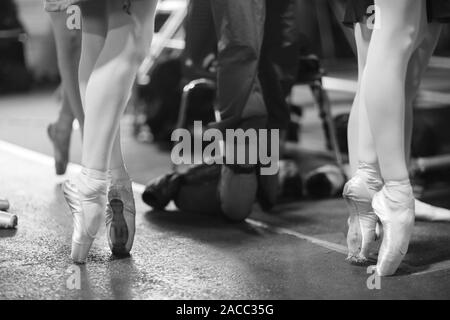 Les jambes de ballerines debout sur les pointes pendant la répétition de la performance Banque D'Images