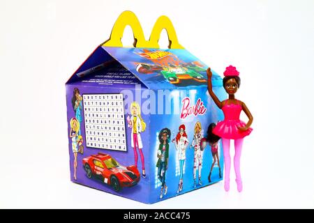 Joyeux Festin de boîte en carton avec Mattel Barbie doll. McDonald's est une chaîne de restaurants fast-food. Banque D'Images