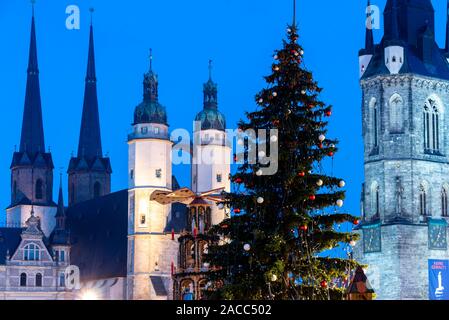 Halle, Allemagne. 22 Nov, 2019. Un arbre de Noël avec des boules rouges et blanches se dresse devant l'église du marché et la tour rouge de Halle. Sur la place en face de l'église, le marché de Noël annuel a lieu traditionnellement dans la Saale ville. Credit : Stephan Schulz/dpa-Zentralbild/ZB/dpa/Alamy Live News Banque D'Images