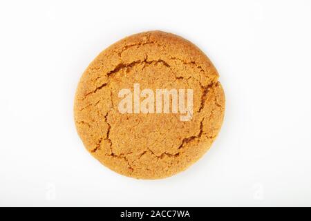 Un biscuit Noix de gingembre sur un fond blanc Banque D'Images